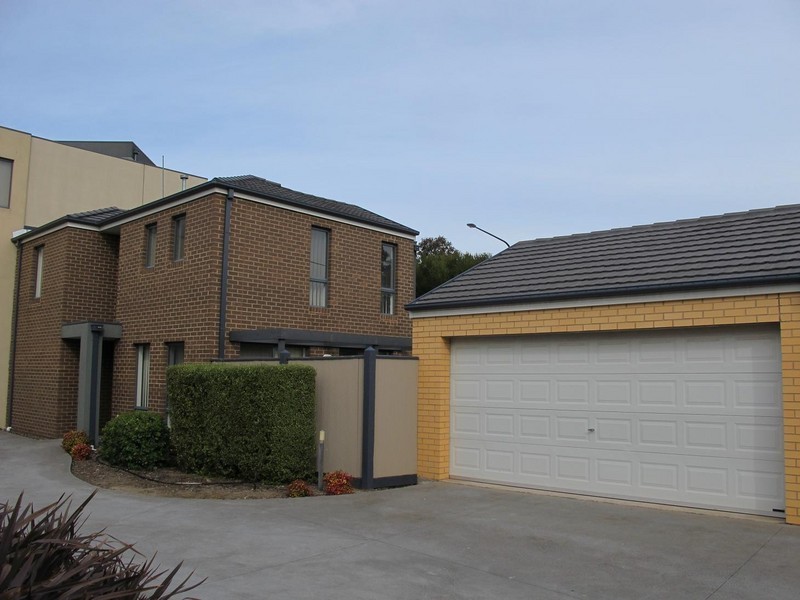 5/8 Sherdley Green, Caroline Springs VIC 3023