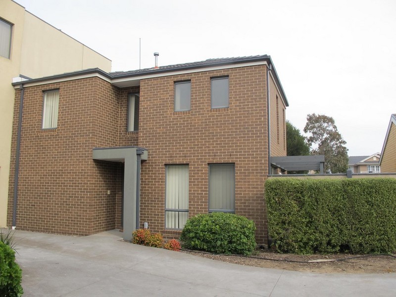 5/8 Sherdley Green, Caroline Springs VIC 3023