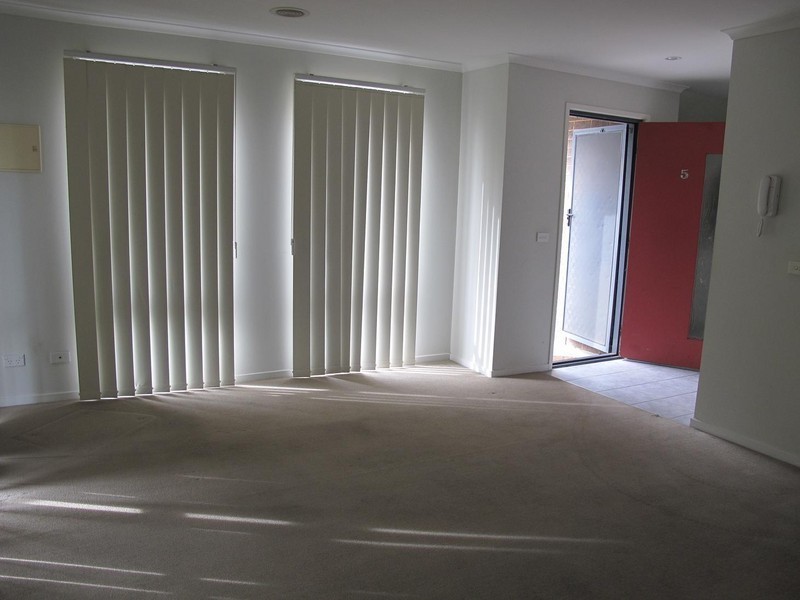 5/8 Sherdley Green, Caroline Springs VIC 3023