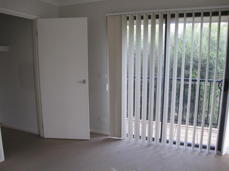 5/8 Sherdley Green, Caroline Springs VIC 3023