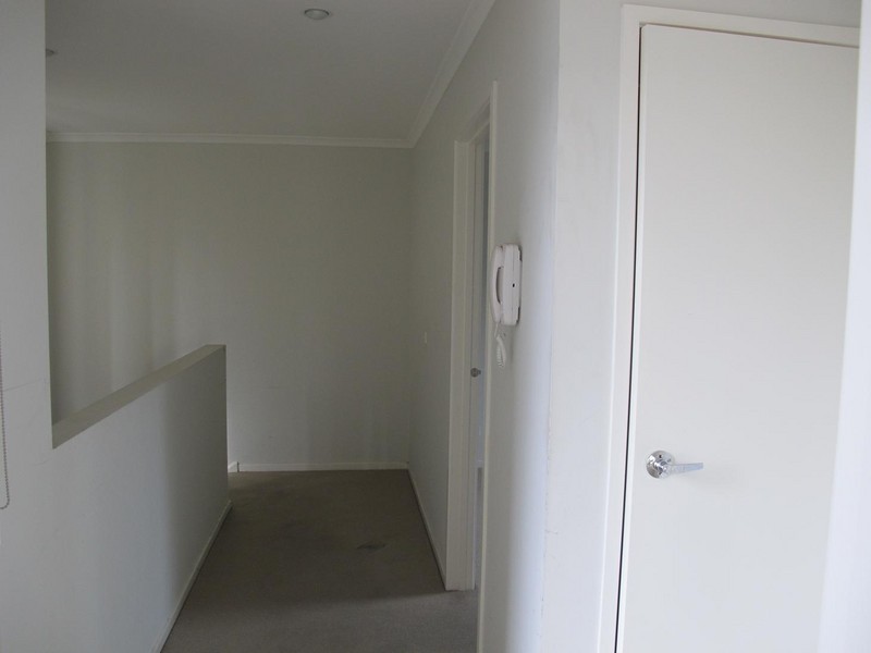 5/8 Sherdley Green, Caroline Springs VIC 3023