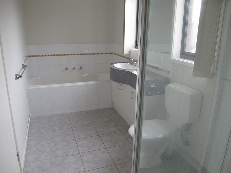 5/8 Sherdley Green, Caroline Springs VIC 3023