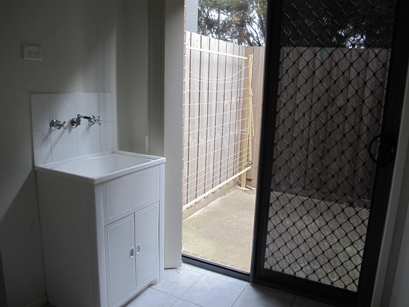 5/8 Sherdley Green, Caroline Springs VIC 3023