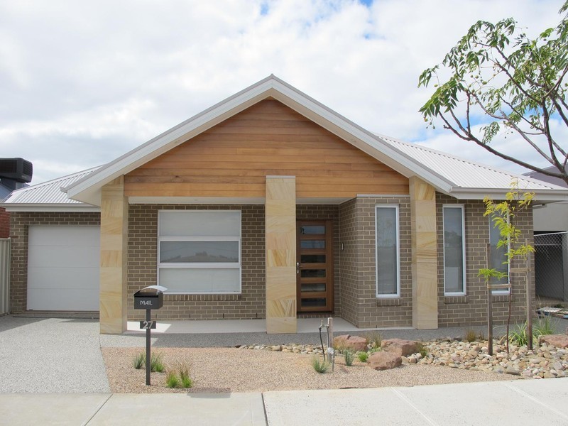 27 Daly Circuit, Caroline Springs VIC 3023