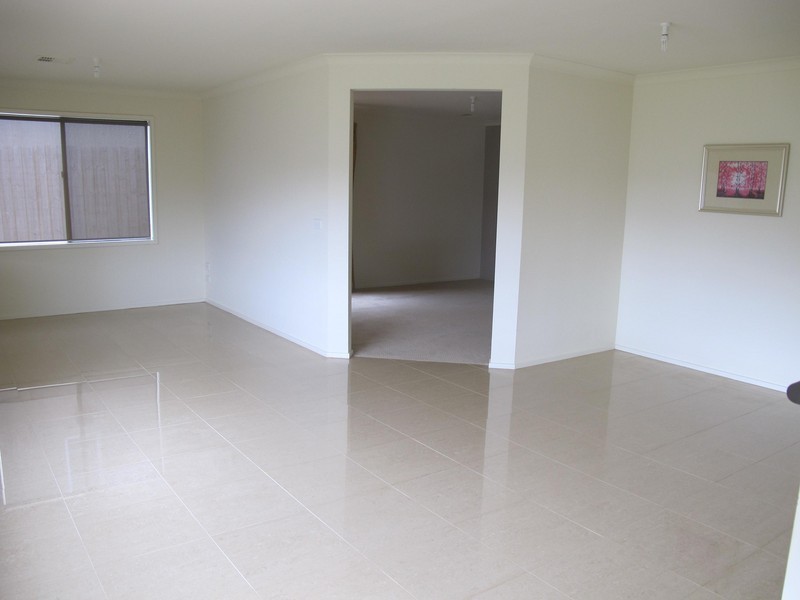 8 COOGEE DRIVE, Taylors Hill VIC 3037