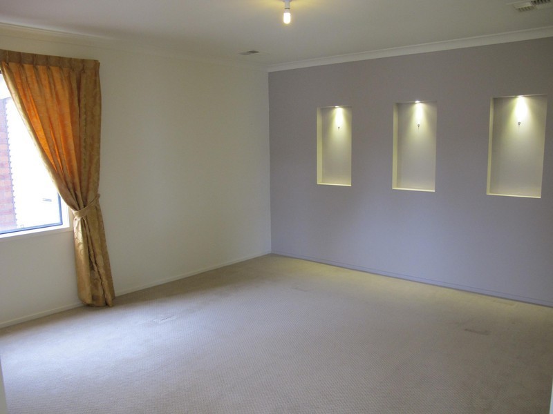 8 COOGEE DRIVE, Taylors Hill VIC 3037