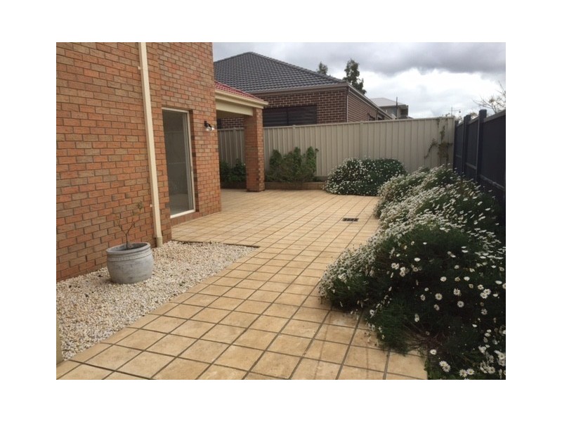 16 Carisbrook Street, Caroline Springs VIC 3023