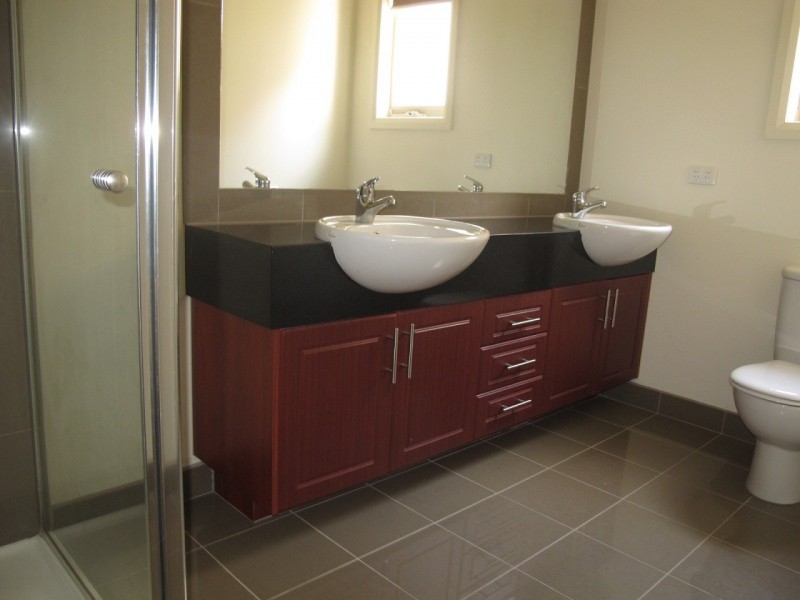 15 Lambertia Loop, Caroline Springs VIC 3023