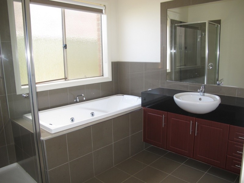 15 Lambertia Loop, Caroline Springs VIC 3023