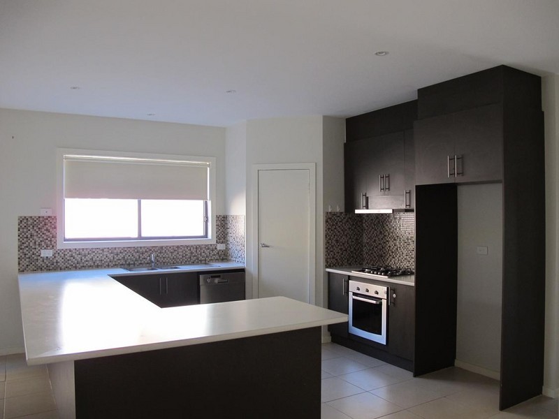 8 Darleith Terrace, Caroline Springs VIC 3023