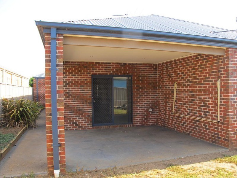 8 Darleith Terrace, Caroline Springs VIC 3023