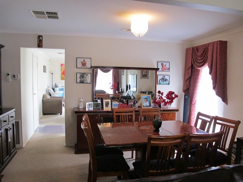 19 Gisborne Way, Caroline Springs VIC 3023