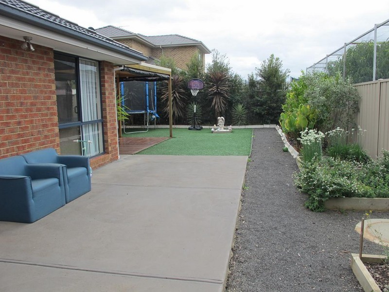 19 Gisborne Way, Caroline Springs VIC 3023