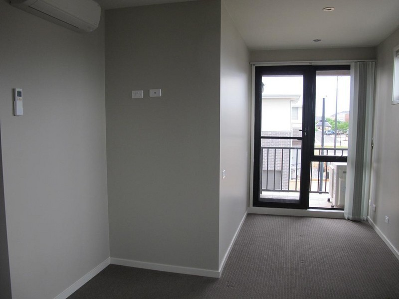 14/11 Monckton Place, Caroline Springs VIC 3023