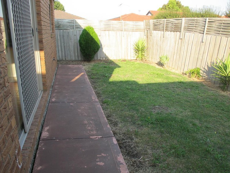 1/3 Carmel Court, Sydenham VIC 3037