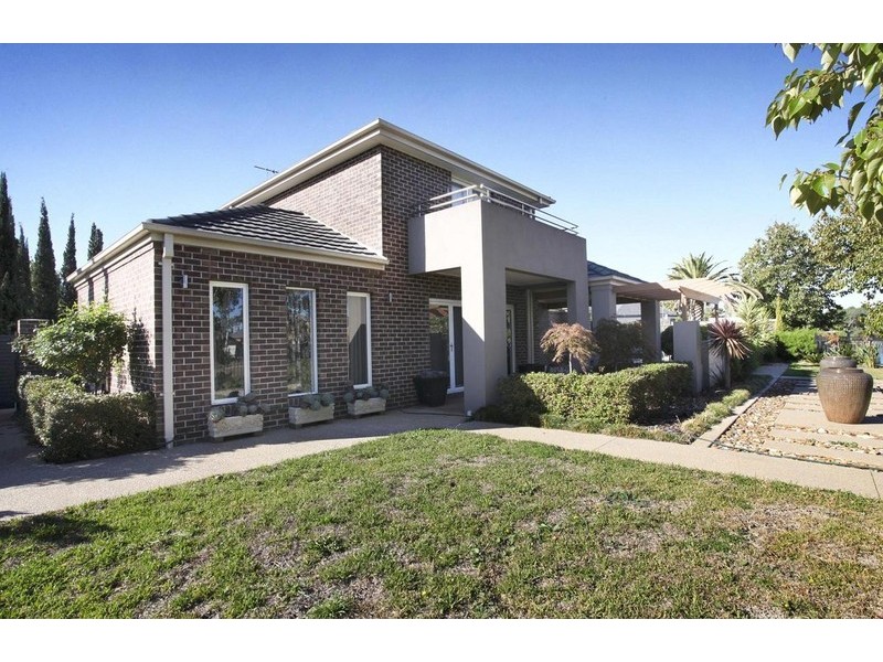 13 The Close, Caroline Springs VIC 3023