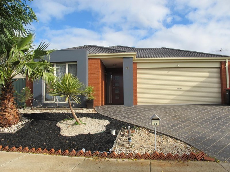 38 Olsen Retreat, Caroline Springs VIC 3023