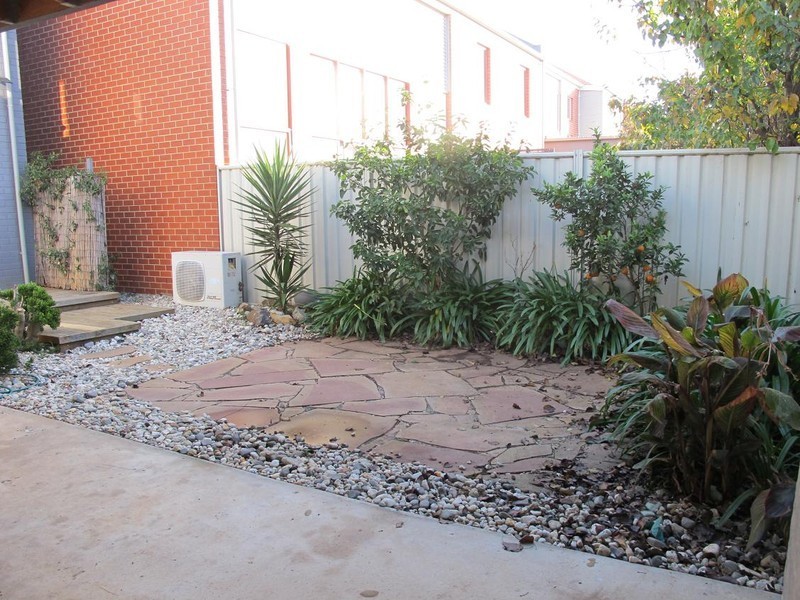 2 Beacon Lane, Caroline Springs VIC 3023