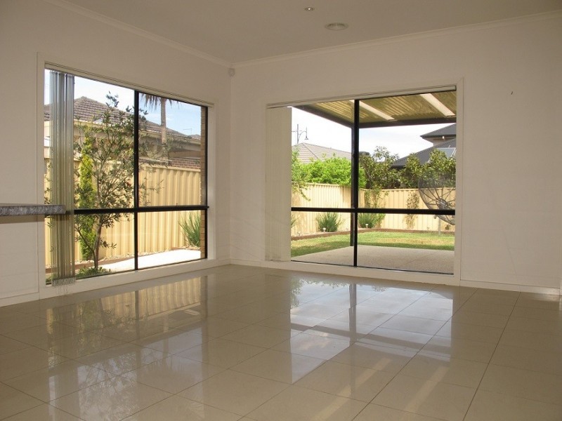 8 Alma Lane, Caroline Springs VIC 3023