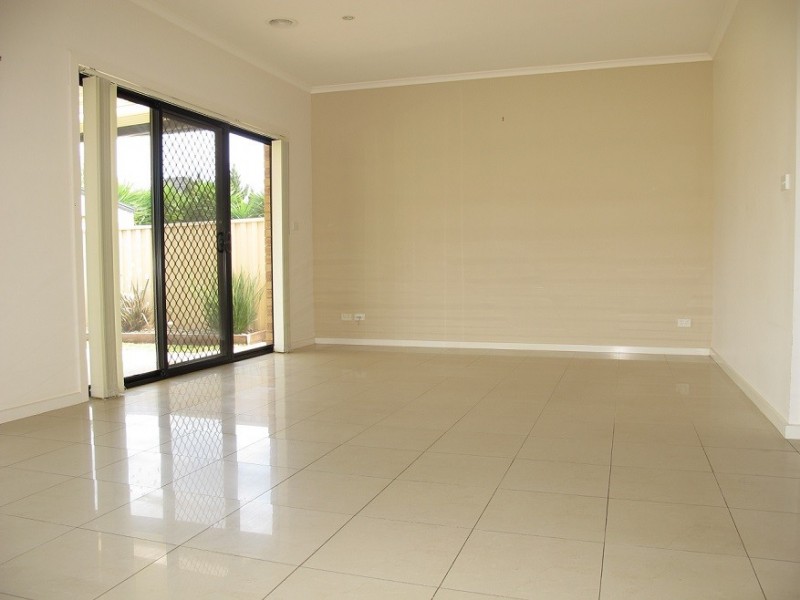 8 Alma Lane, Caroline Springs VIC 3023