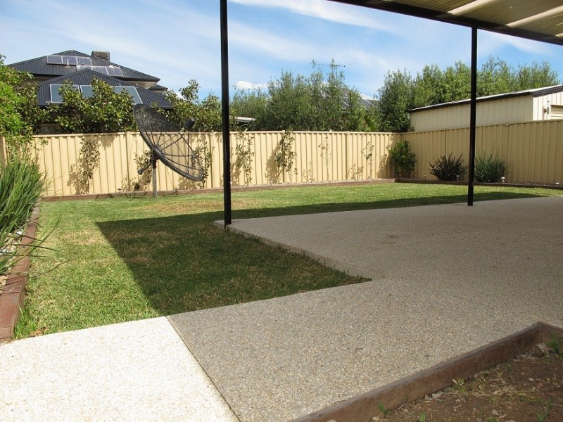 8 Alma Lane, Caroline Springs VIC 3023