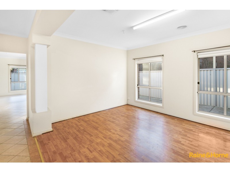 33 Blenheim Way, Caroline Springs VIC 3023