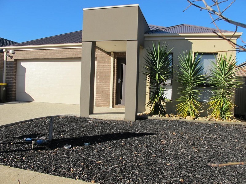 15 Blackshaws Place, Caroline Springs VIC 3023