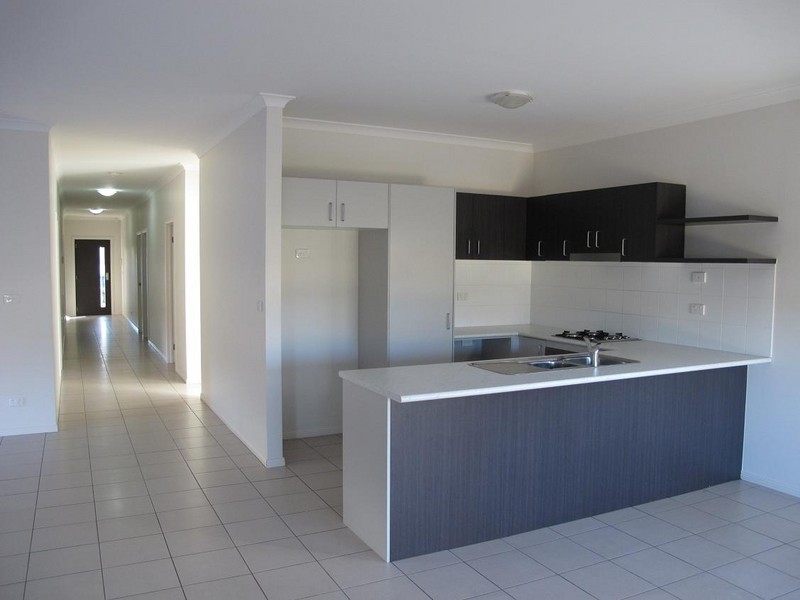 15 Blackshaws Place, Caroline Springs VIC 3023