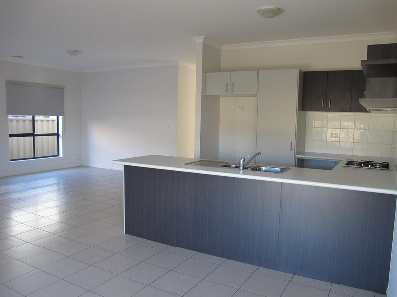 15 Blackshaws Place, Caroline Springs VIC 3023