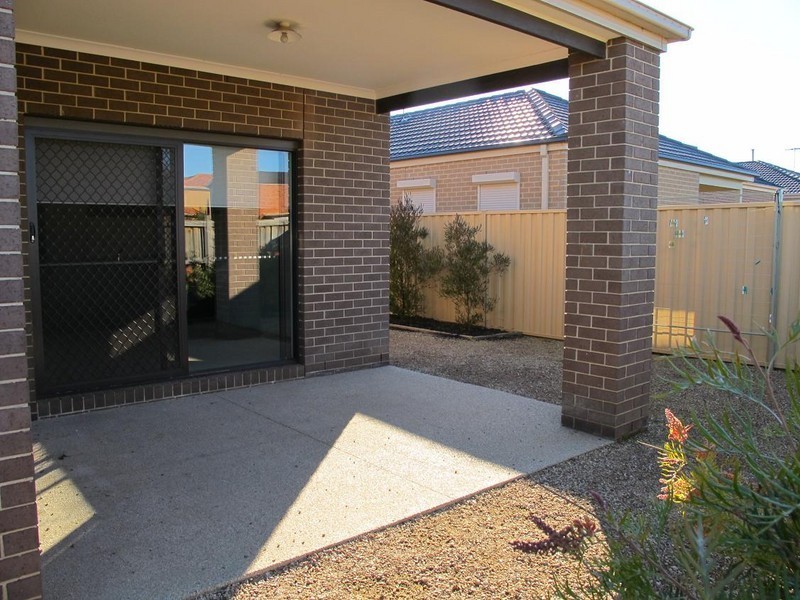 15 Blackshaws Place, Caroline Springs VIC 3023