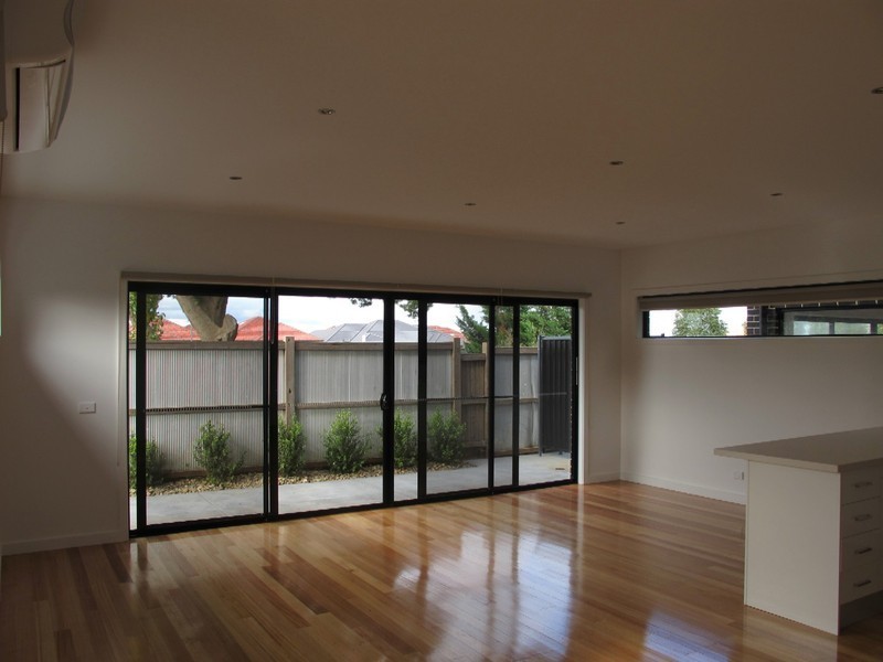 2/5 Chelsworth Place, Caroline Springs VIC 3023