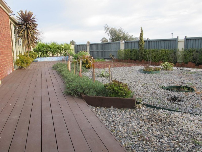 42 Heysen Parkway, Caroline Springs VIC 3023