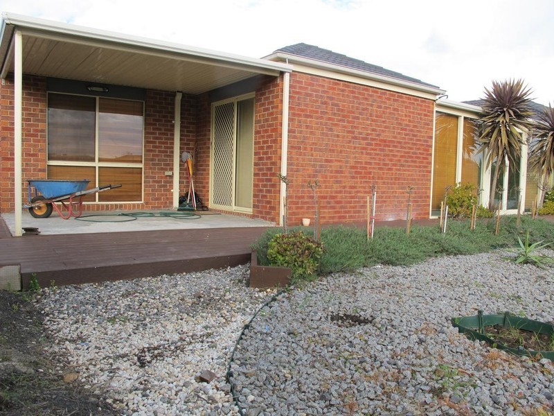 42 Heysen Parkway, Caroline Springs VIC 3023