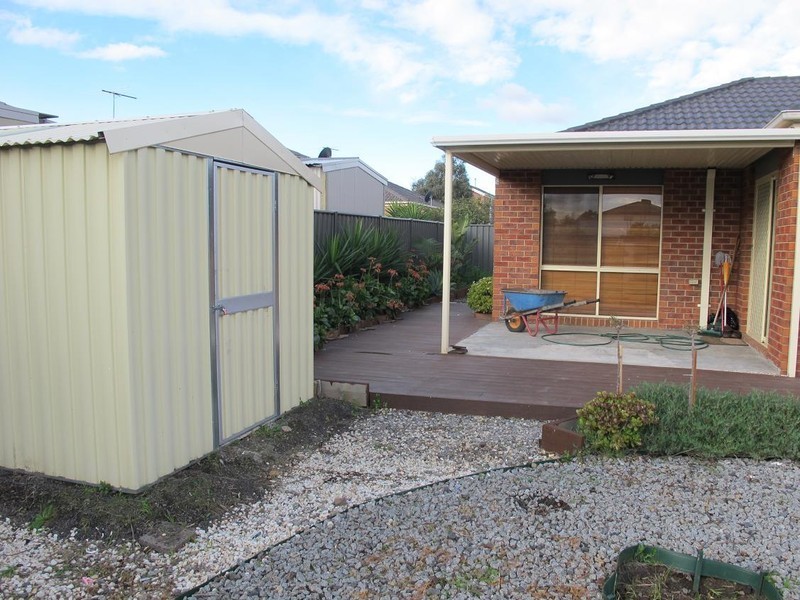42 Heysen Parkway, Caroline Springs VIC 3023