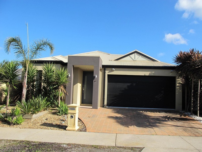 42 St Vincents Way, Caroline Springs VIC 3023