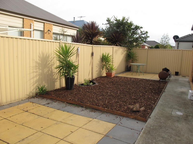 42 St Vincents Way, Caroline Springs VIC 3023