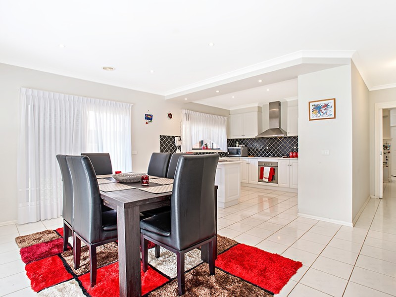 28 Gisborne Way, Caroline Springs VIC 3023