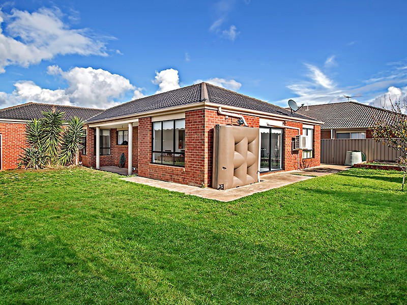 28 Gisborne Way, Caroline Springs VIC 3023