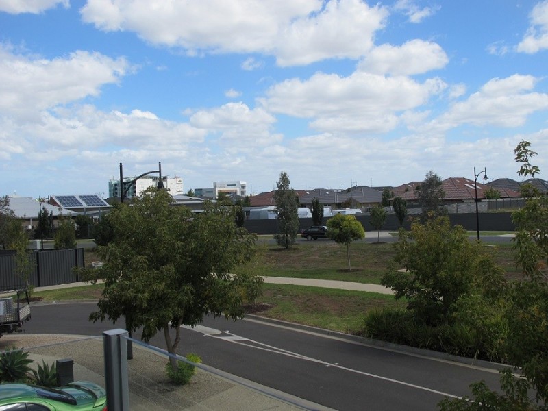 6 Irwin Gardens, Caroline Springs VIC 3023