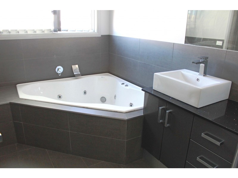 6 Irwin Gardens, Caroline Springs VIC 3023