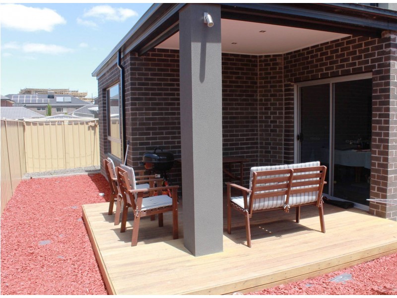 6 Irwin Gardens, Caroline Springs VIC 3023