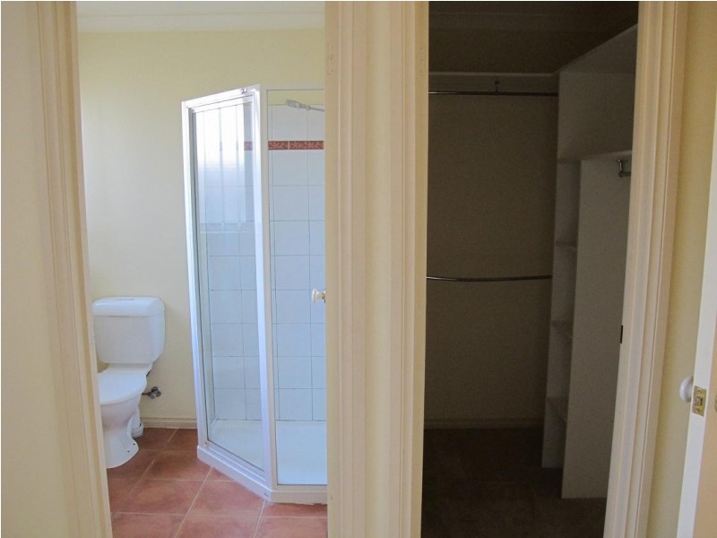 2/3 Carmel Court, Sydenham VIC 3037