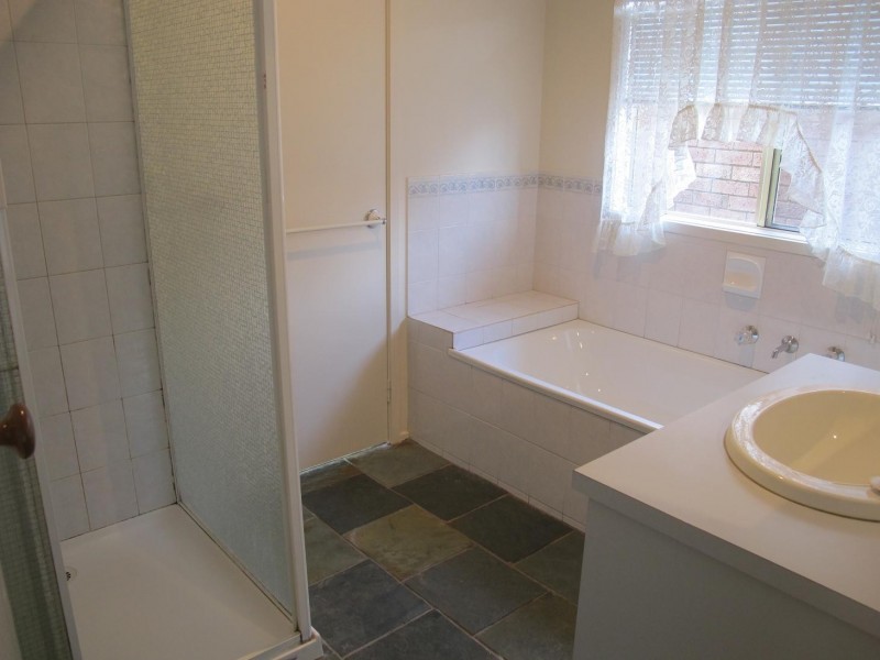 9 Penlow Court, Hillside VIC 3037