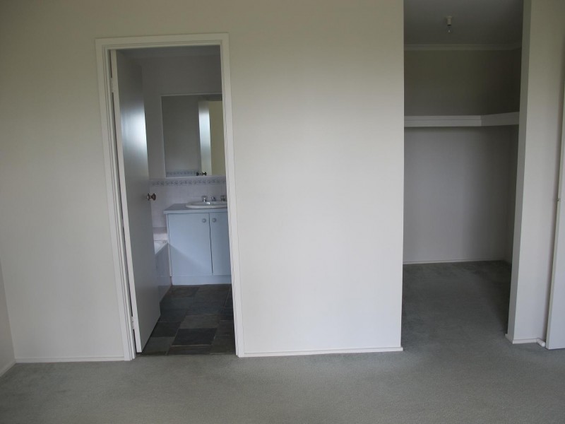 9 Penlow Court, Hillside VIC 3037