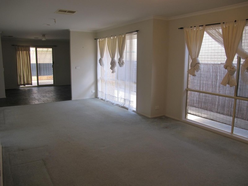 9 Penlow Court, Hillside VIC 3037