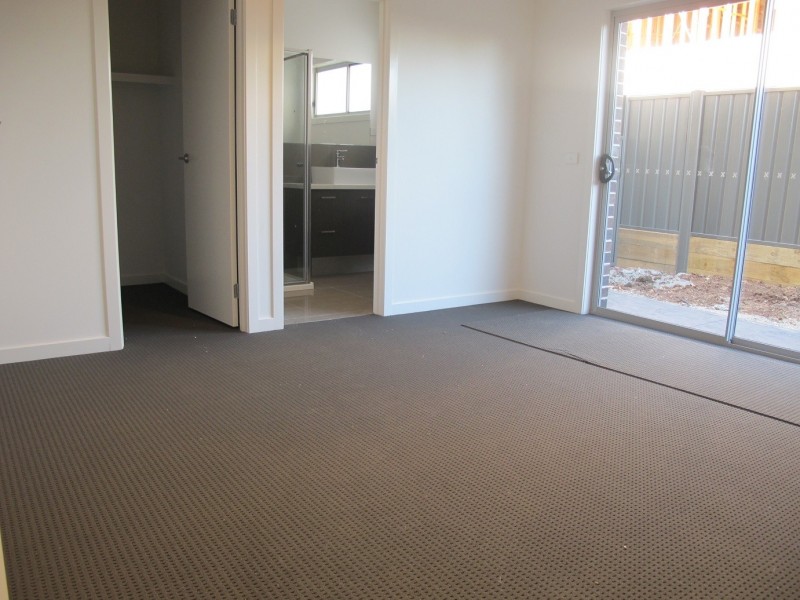 18/ 69-77 Lancefield Drive, Caroline Springs VIC 3023