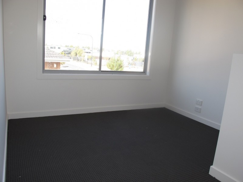 18/ 69-77 Lancefield Drive, Caroline Springs VIC 3023