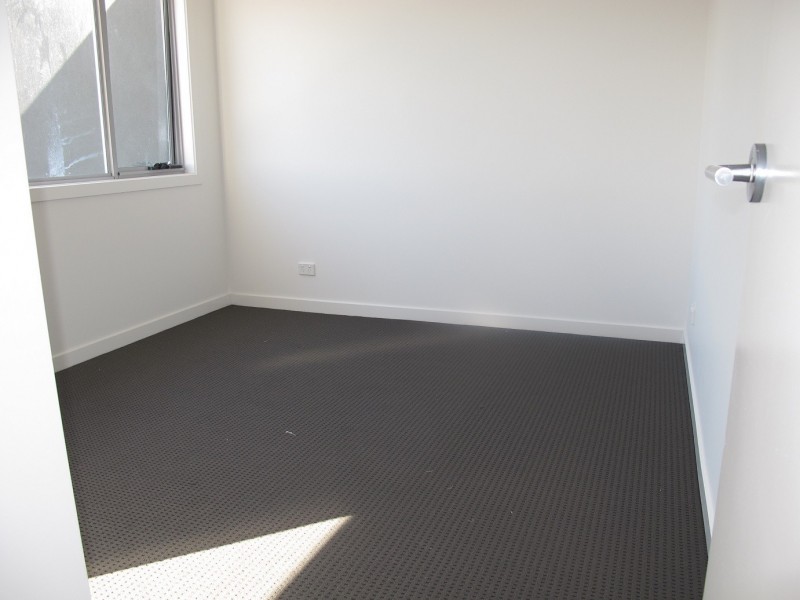 18/ 69-77 Lancefield Drive, Caroline Springs VIC 3023