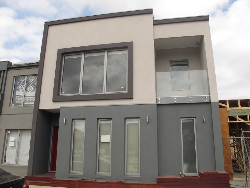 8 Swan Street, Caroline Springs VIC 3023