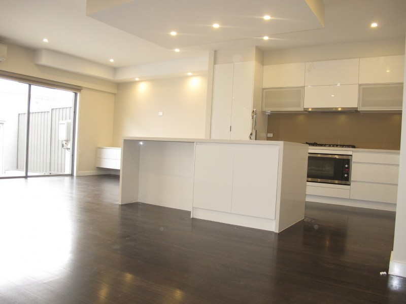 8 Swan Street, Caroline Springs VIC 3023